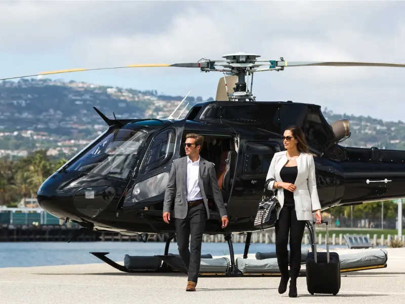 Hélicoptère premium en vol au-dessus des paysages français