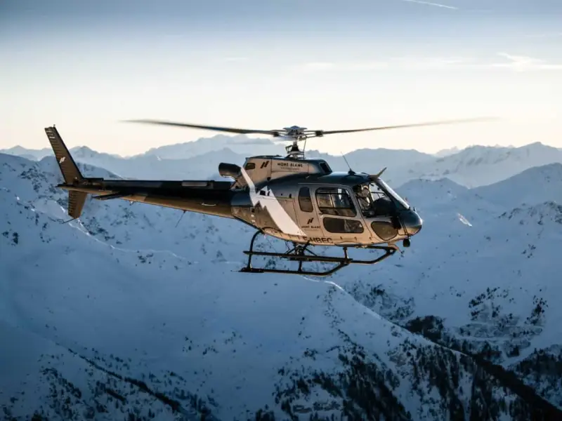 Hélicoptère près du Mont-Blanc